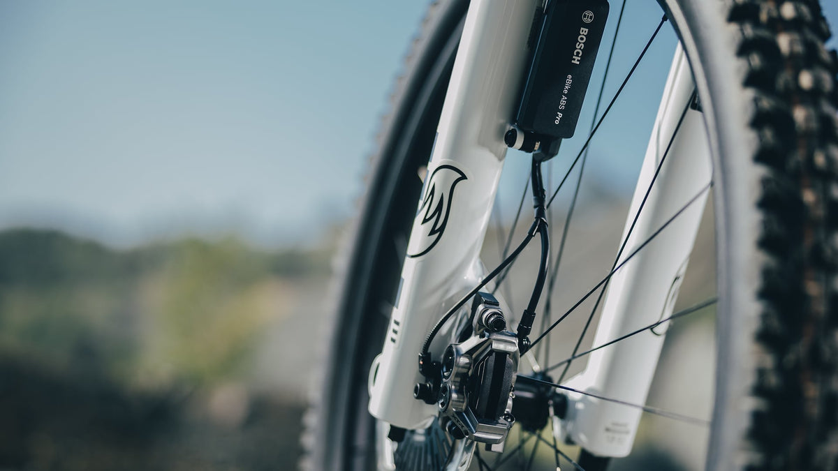 Cube Stereo Hybrid ONE44 HPC AT 800 carbon´n´white